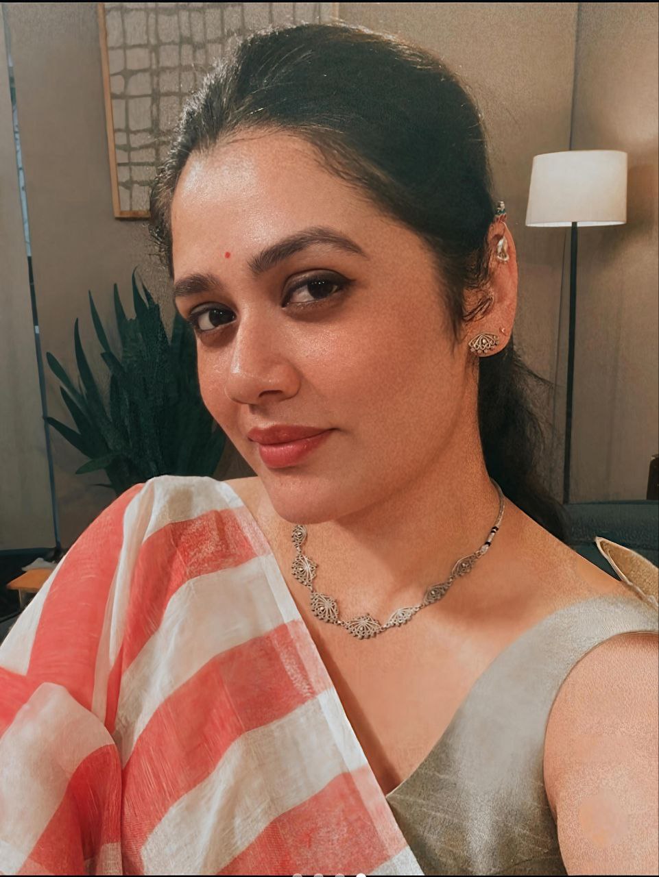 Light Pink Linen With Zari Border Digital Printed Saree