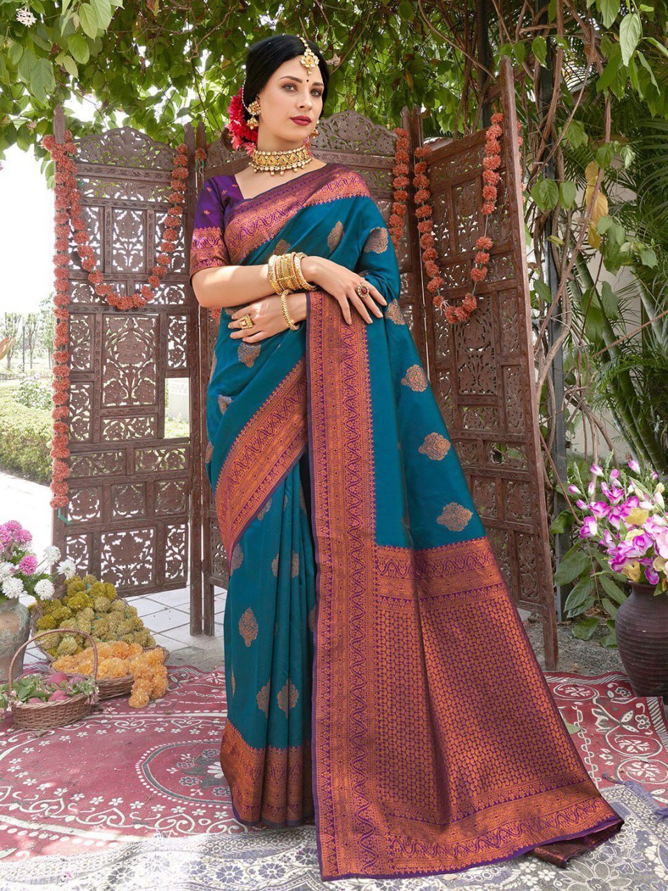 Jacquard border of brown and turquoise soft silk Banarasi saree – festive detail
