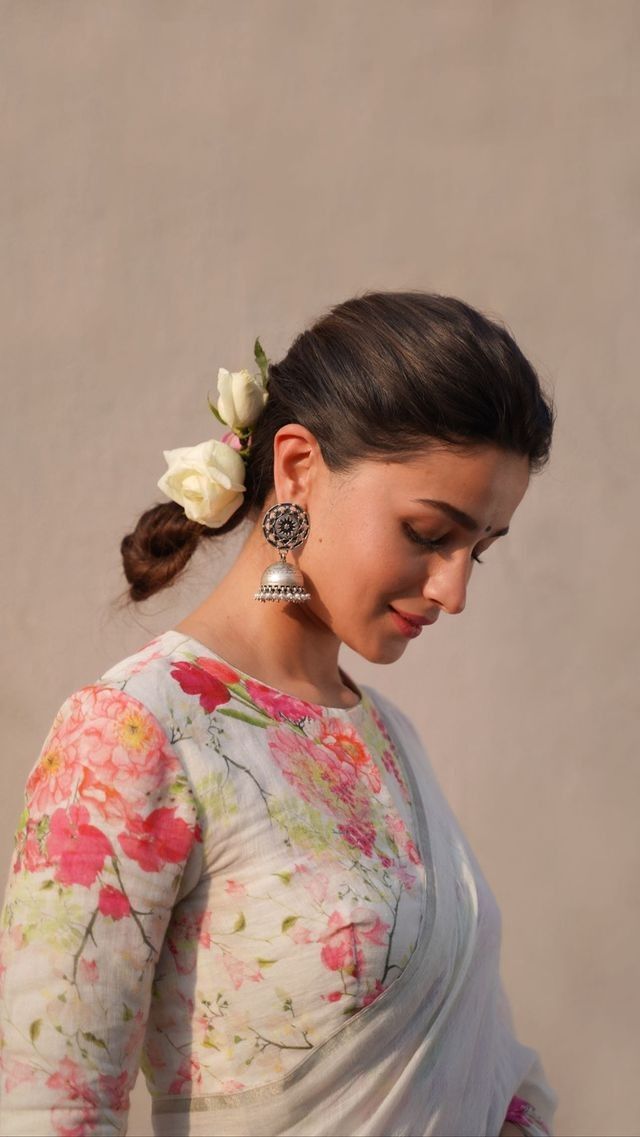 White Plain Linen Digital Printed Saree