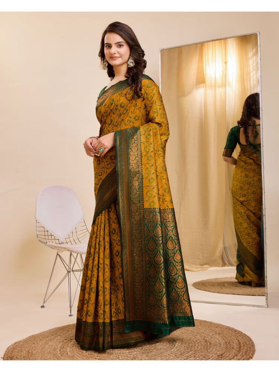 Soft silk Banarasi saree close-up of jacquard pallu and border

